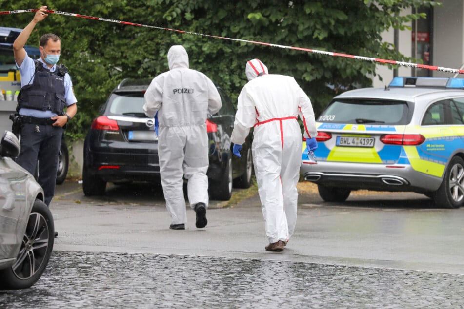 Einsatzkräfte der Polizei sind in der Stadmitte von Bad Schussenried im Einsatz.