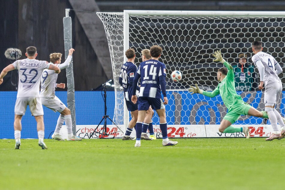 Nichts zu halten für Tjark Ernst (22, 2.v.r.): Bochums Leandro Morgalla (21) trifft spät zum 1:1.