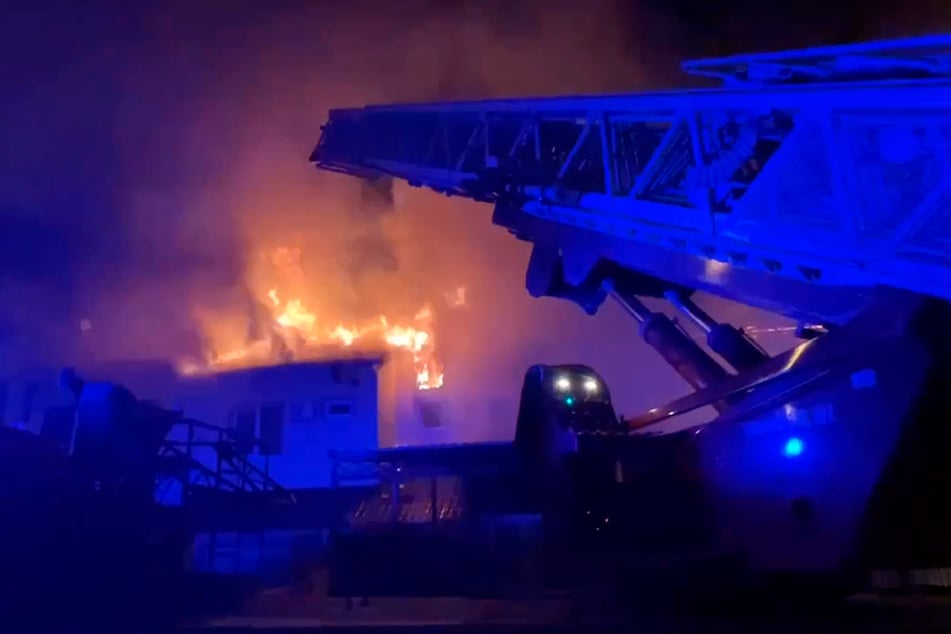 Auf diesem Ende August vom Telegramm-Kanal des Gouverneurs der Region Belgorod, Wjatscheslaw Gladkow, via AP veröffentlichten Foto löschen Feuerwehrleute das Feuer nach einem Raketenangriff der ukrainischen Streitkräfte.