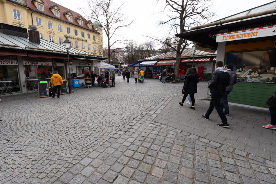 Mit Verspätung soll einer der bekanntesten Maibäume auf dem Münchner Viktualienmarkt doch noch aufgestellt werden.