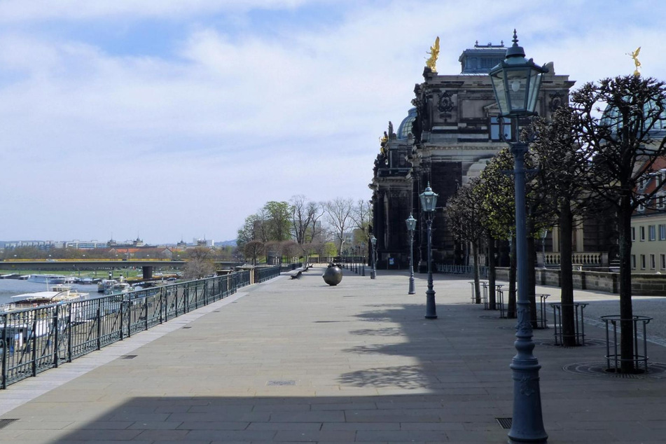 Das Foto der menschenleeren Brühlschen Terrasse von Gerd Erich Deck ist eines der gesammelten Dokumente.