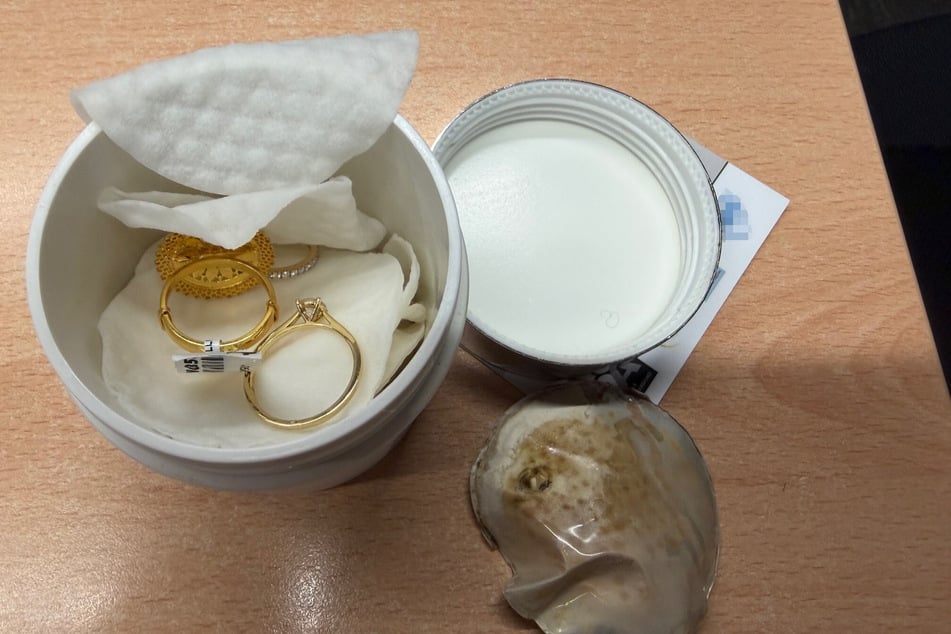 Der 47-Jährige behauptete zunächst, die Goldringe seien nicht neu und würden seiner Frau gehören - an einem Schmuckstück war jedoch noch das Etikett angebracht.