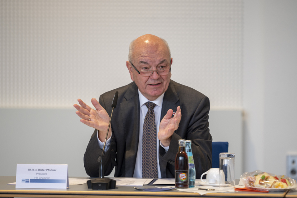 Ostdeutsche Firmen sind von der Krise besonders betroffen, wie Dieter Pfortner (66), Präsident der IHK Chemnitz, am Dienstag ausführte.