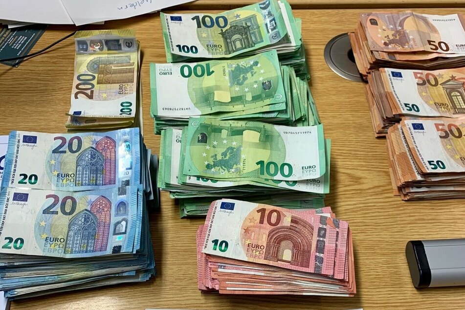 Ordentlich Schotter! Insgesamt 83.900 Euro fanden die Beamten im Handschuhfach.