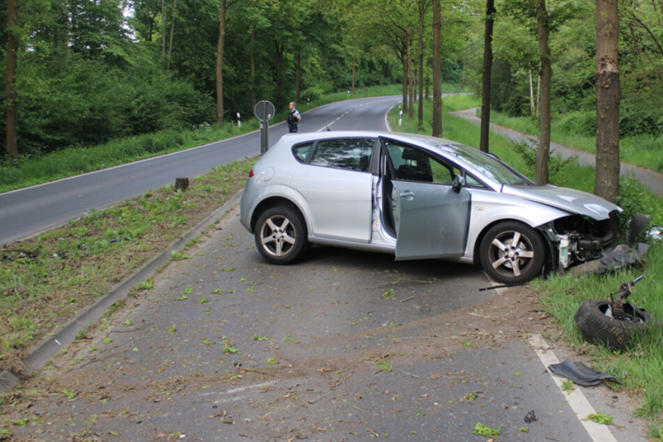 37-Jähriger verliert Kontrolle über sein Fahrzeug und prallt gegen Baum
