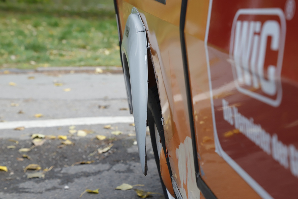 Von blinder Zerstörungswut getrieben, beschädigten die Täter auch eine Radkasten-Abdeckung.