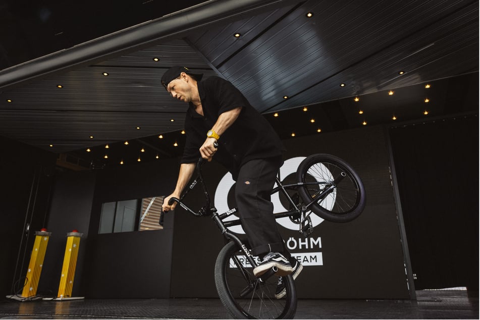 Der BMX-Fahrer und Influencer Chris Böhm zeigt auf der Bühne seine Tricks.