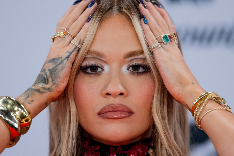 Rita Ora vom Scheinwerfer geblendet? MegaPatzer beim Konzert!