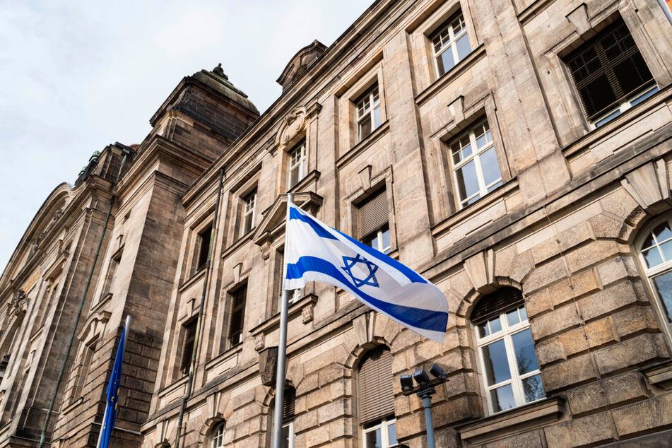Vor der Sächsischen Staatskanzlei weht seit Dienstag die israelische Flagge.