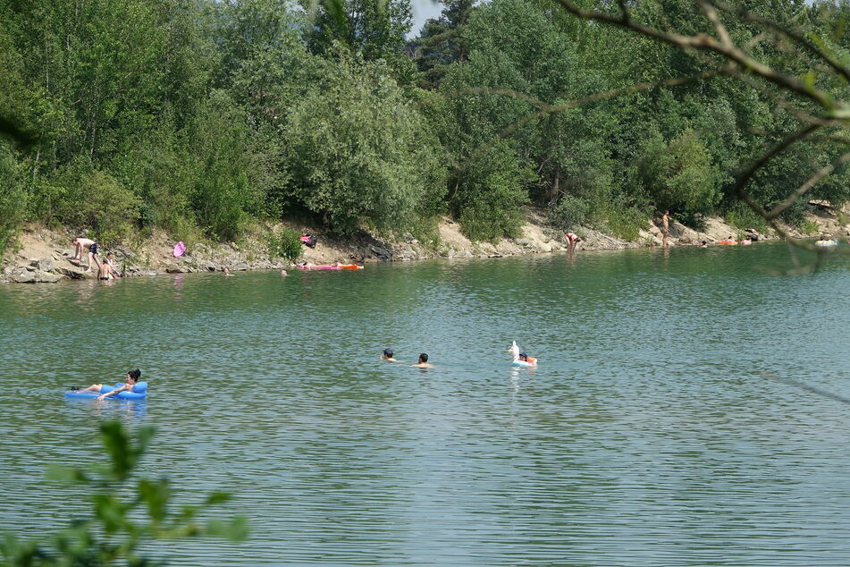 Dieser Fall schockte die Menschen am Kiessee in Zschieren: Im Sommer 2021 fanden Taucher der Polizei in 2,50 Meter Tiefe die Leiche eines 19-Jährigen.