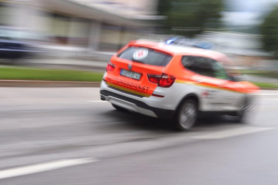 In Bayreuth wurde ein Mädchen (13) frontal von einem Auto erfasst und klagte danach über starke Schmerzen. (Symbolfoto)
