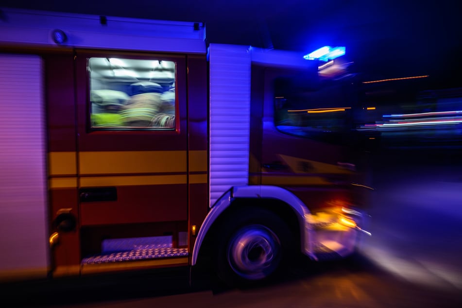 Die Dresdner Feuerwehr ist am Mittwochabend kurz vor Mitternacht zu einem Hanggrundstück nach Bühlau alarmiert worden. (Archivbild)