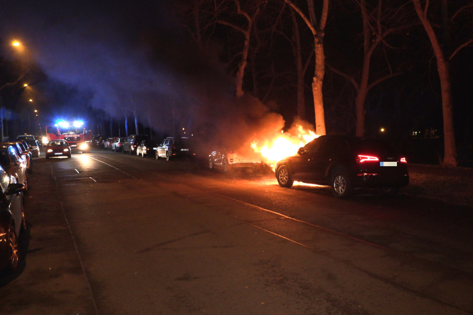 Gegen 1.20 Uhr brannte auf der Ferdinand-Lasalle-Straße ein Pkw.