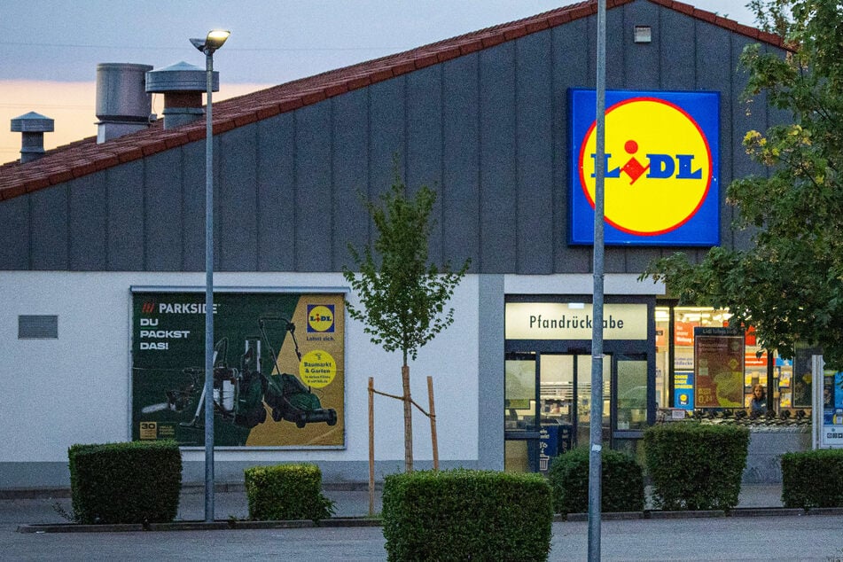 In Eningen ist es auf einem Lidl-Parkplatz zu einer Schussabgabe gekommen. Ein Großeinsatz der Polizei war die Folge.