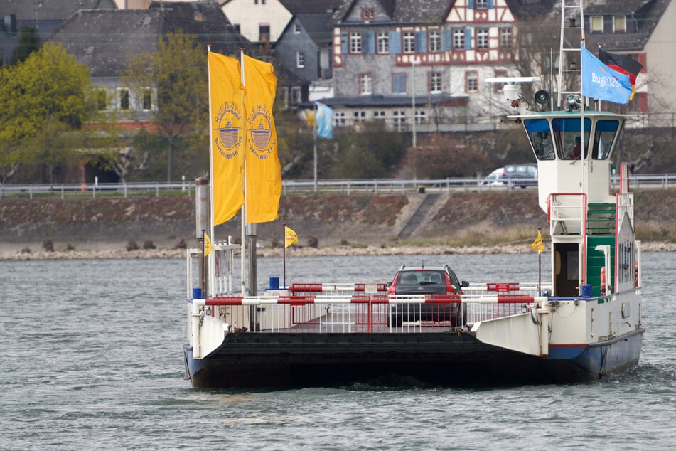 Auf dem Rhein bei Gernsheim: Fähre und Tanker stoßen zusammen