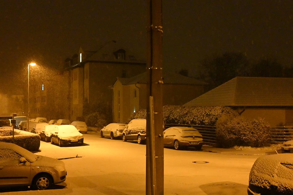 Autofahrer in Holzhausen müssen am Freitag erstmal ihr Fahrzeug unter dem Schnee wiederfinden.