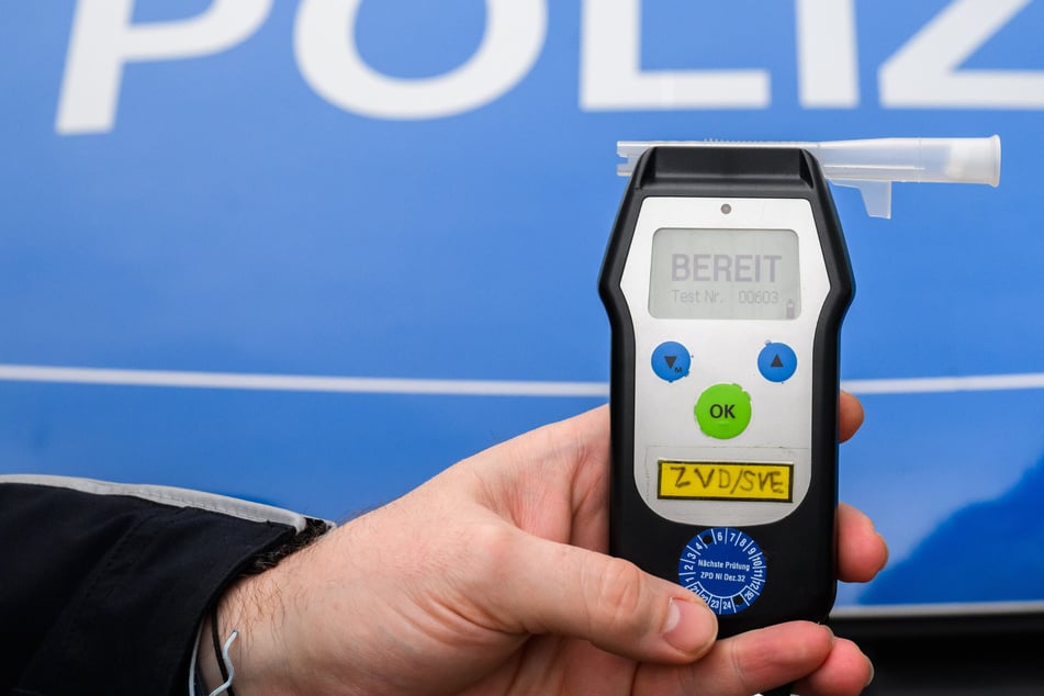 Polizei staunt nicht schlecht: Betrunkener fährt mit Traktor zum eigenen Unfallwagen