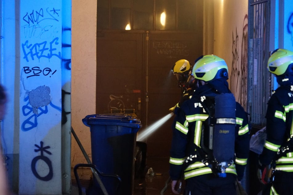 Die Kameraden löschten die brennenden Mülltonnen.