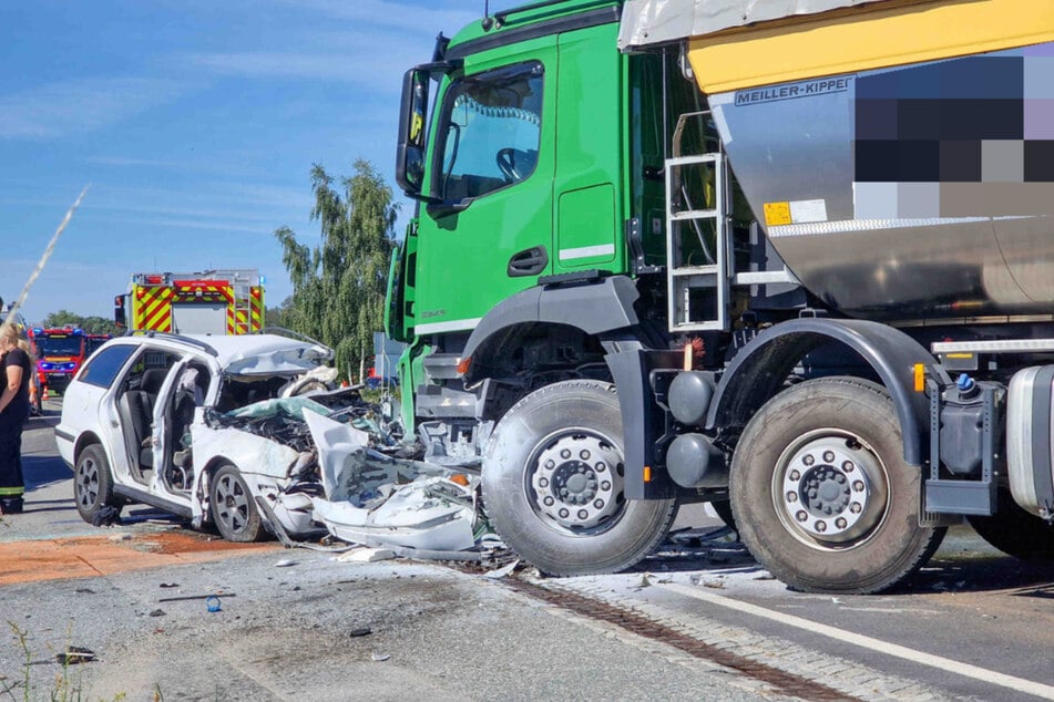 Der Škoda Octavia zerschellte regelrecht an der massiven Front des Lasters.