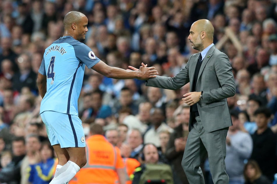 Der aktuelle Bayern-Trainer Vincent Kompany (l.) spielte einst unter dem früheren Bayer-Trainer Pep Guardiola bei Manchester City. (Archiv)
