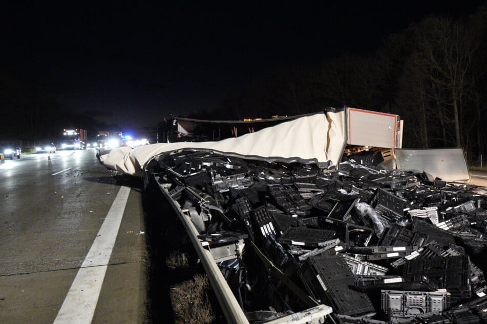 Unfall A2: Vollsperrung nach Unfall auf A2 - Lkw kracht in Mittelplanke!