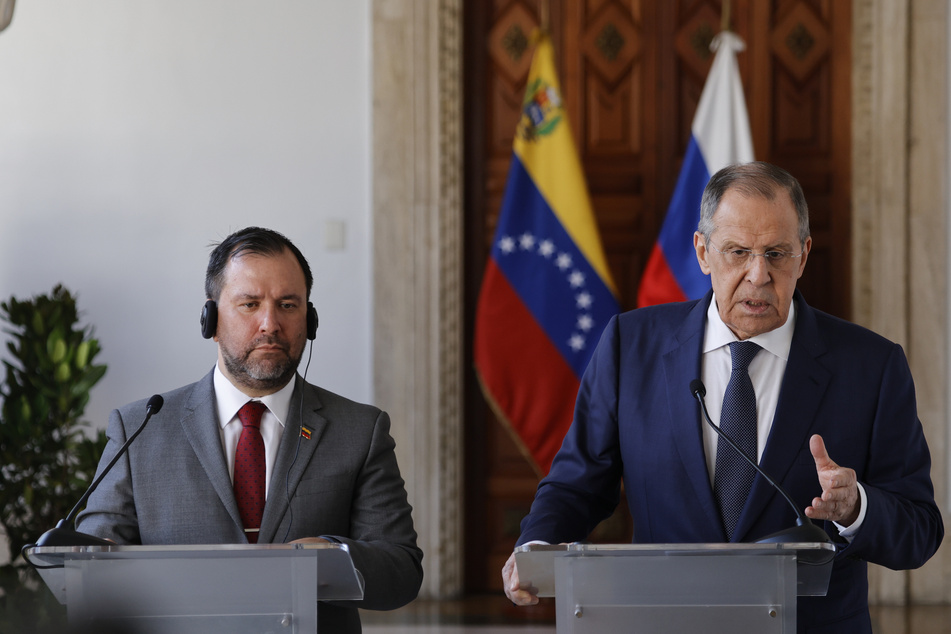 Sergej Lawrow (73, r), Außenminister von Russland, und der venezolanische Außenminister, Yvan Gil (50).