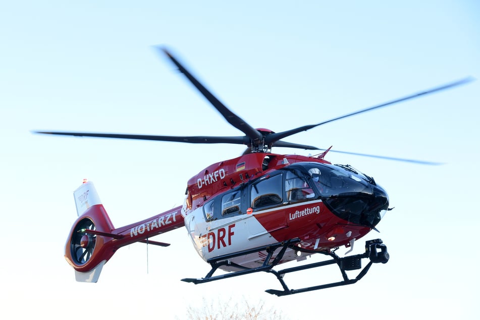 Ein Hubschrauber flog den Mann mit lebensgefährlichen Verletzungen in eine Klinik. (Symbolbild)