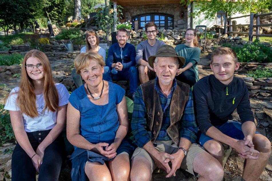 Die Familie Huß hat viele Talente: Rahel (22, v.l.), Mutter Cornelia (59), Vater Jürgen (61), Micha (22), Sarah (29, h.l.), Aaron (33), Johannes (29) und Deboraa (35).