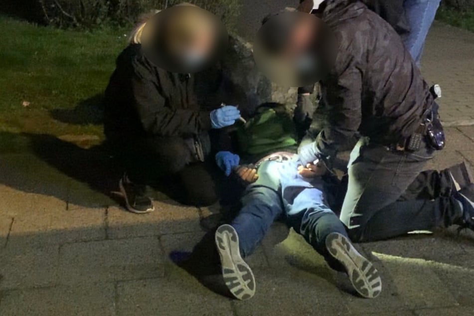 Polizisten nehmen den obdachlosen Mann (38) fest.