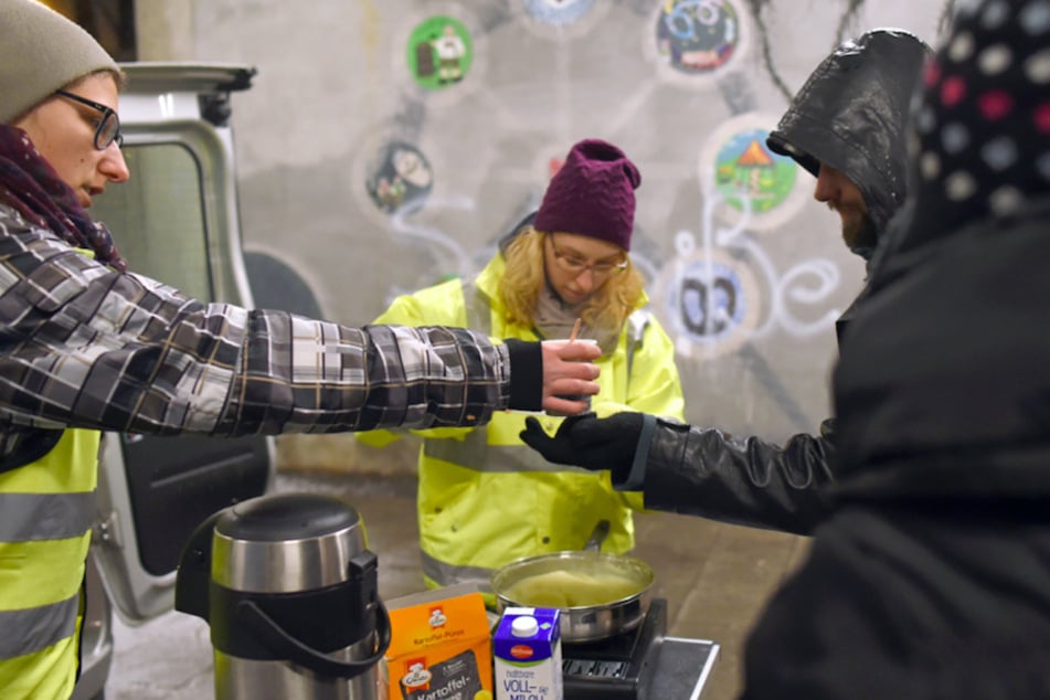 Freiwillige des Vereins "Kältebus München" verteilen 2017 Essen an Obdachlose, die in einer Fußgänger-Unterführung in wohnen. (Archivbild)