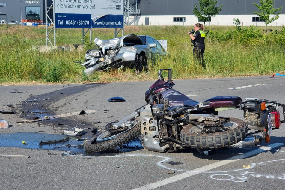 Auto kracht in zwei Motorräder! 44-Jähriger stirbt, zwei Personen teils schwer verletzt