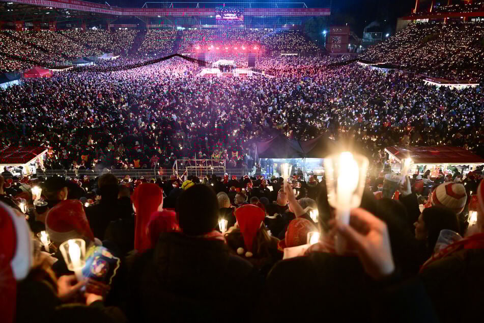 Lichter aus, Kerzen an: 28.500 Union-Fans feiern legendäres Weihnachtssingen