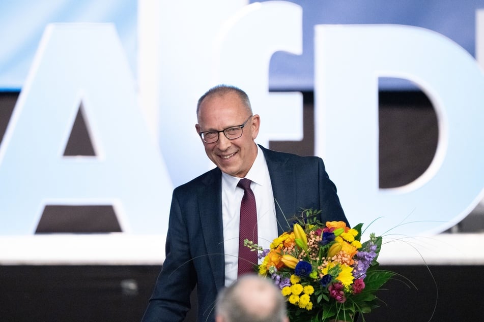 Jörg Urban (61, AfD) bekam nach seiner Bestätigung im Amt einen Blumenstrauß.