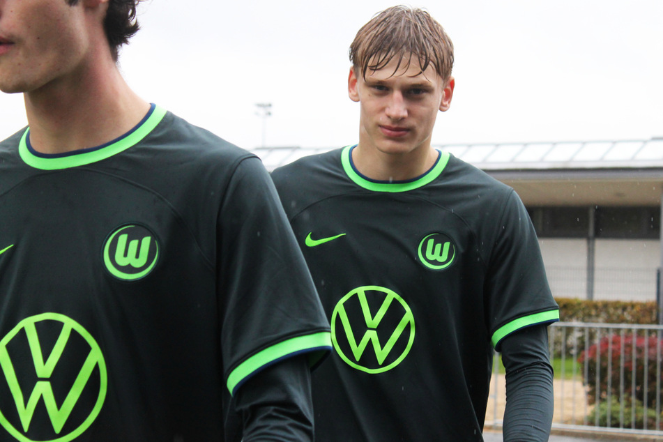 Erst 16 Jahre jung und doch schon 1,91 Meter groß sowie bullig: Wolfsburgs Stürmer Alexander Georgiadi (r.) erzielte für die U17 des VfL den Treffer zum 2:0.