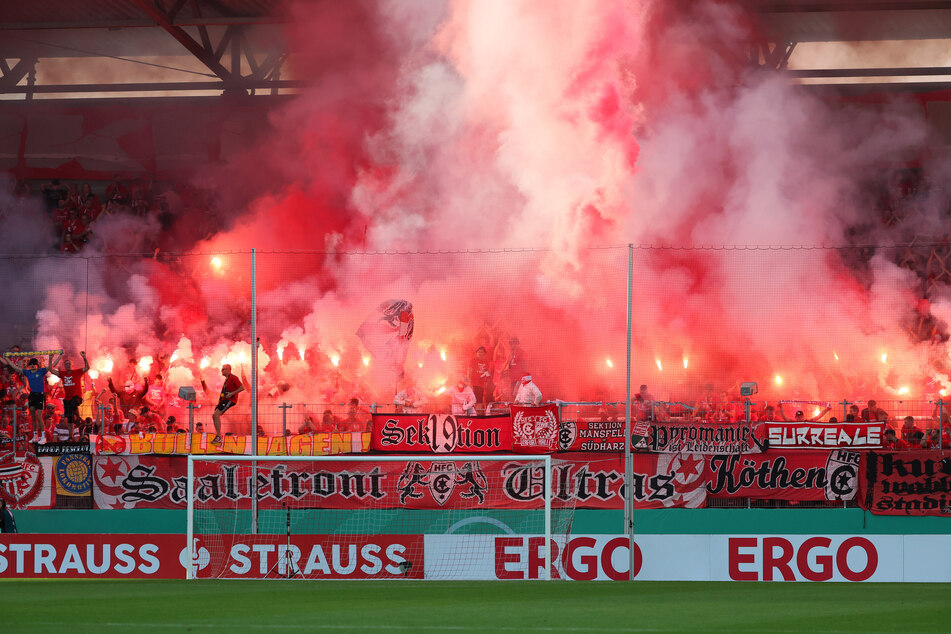 Die HFC-Ultras fackelten viel Pyro ab.