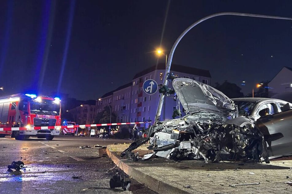 Mercedes kracht gegen Ampel: Fahrer bei Unfall in Lichtenberg lebensgefährlich verletzt