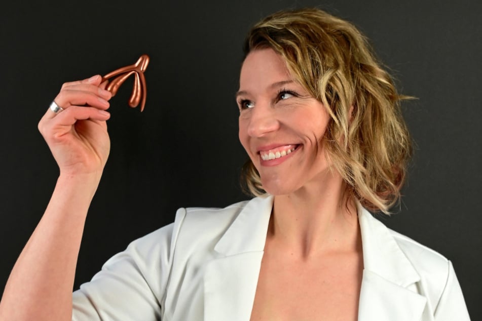 Stephanie Menz (36) mit einem Modell der weiblichen Klitoris.