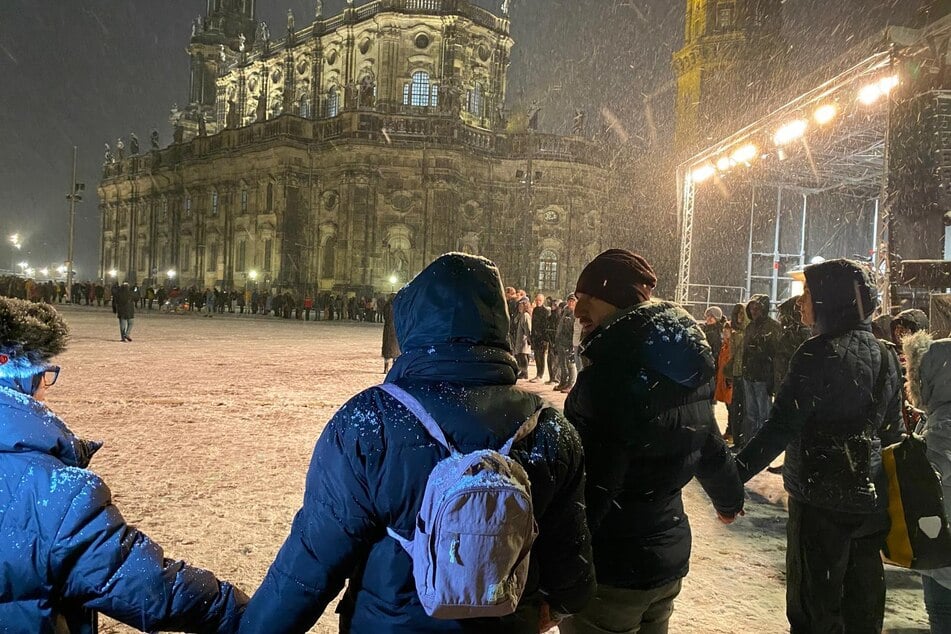 Verbundenheit auf dem Theaterplatz.