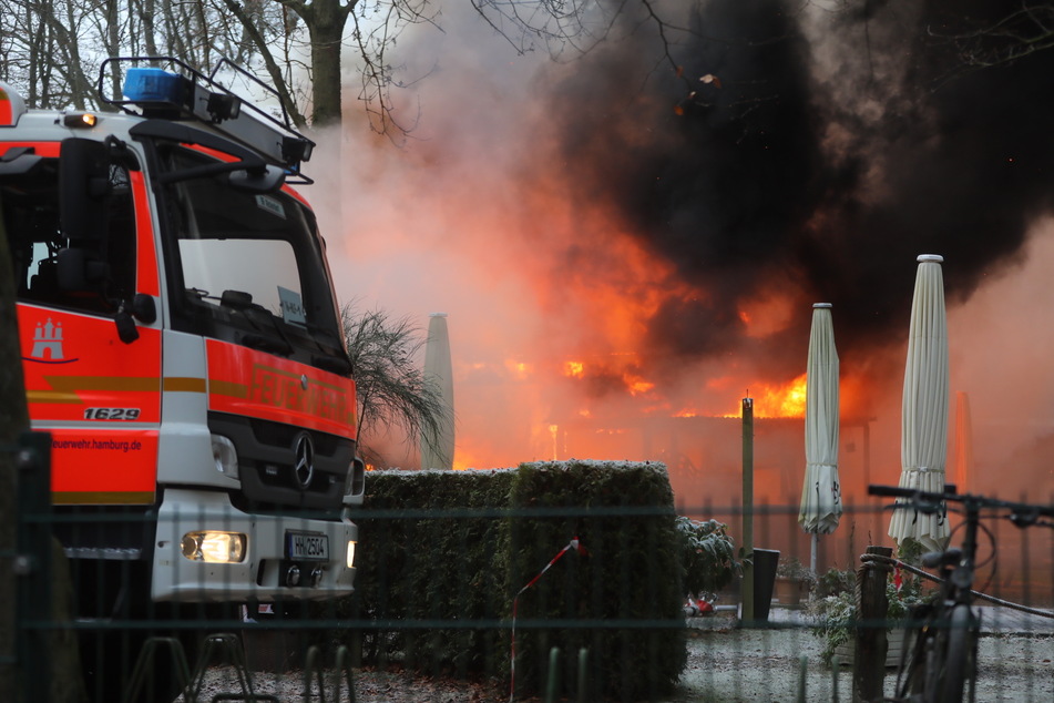 Hamburg: "Clubhaus" an der Alster in Flammen aufgegangen: Einsatz dauert weiter an, keine Verletzten