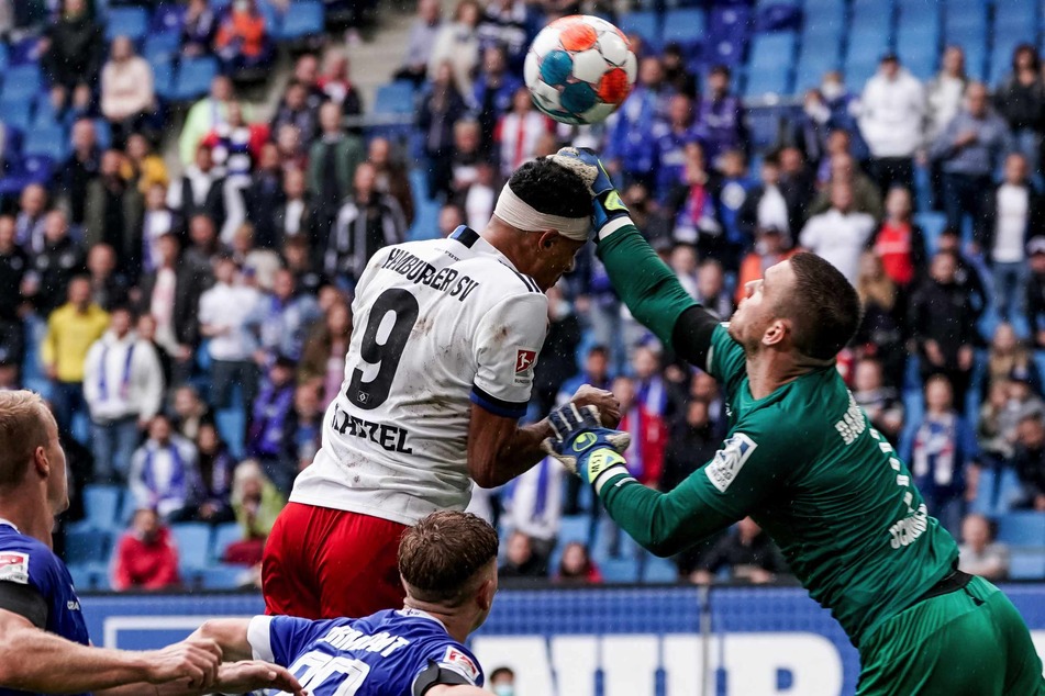 Im vergangenen Spiel gegen den SV Darmstadt 98 musste der Angreifer lange Zeit nach einer Kopfverletzung mit einem Turban spielen.