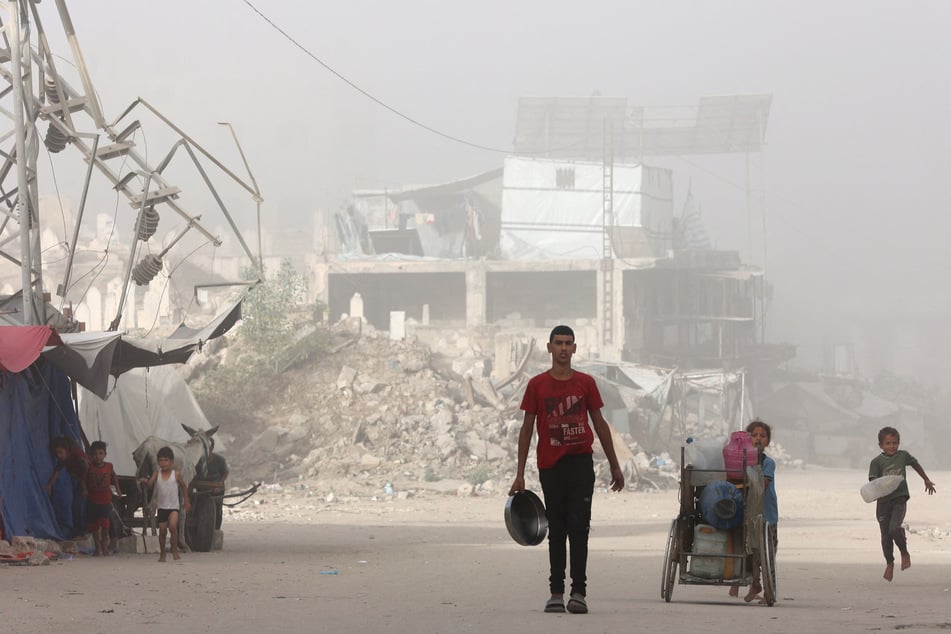 Palestinians flee their homes in Gaza City's Zeitoun neighborhood on August 26, 2025.