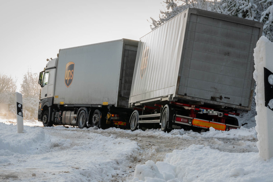 Unfall A3: Schneechaos in Hessen: Querstehende Lkw sowie Unfälle auf A3 und A5