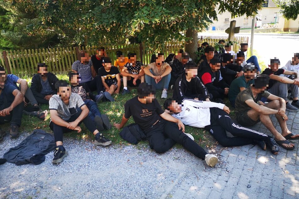 33 Migranten bei Bautzen abgesetzt: Polizei sucht nach Zeugen!