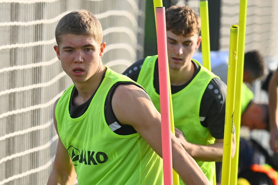 Das war vor einer Woche die einzige Einheit von Dmytro Bohdanov (17, vorn) auf dem Platz im Camp. Danach fiel er erkrankt aus.