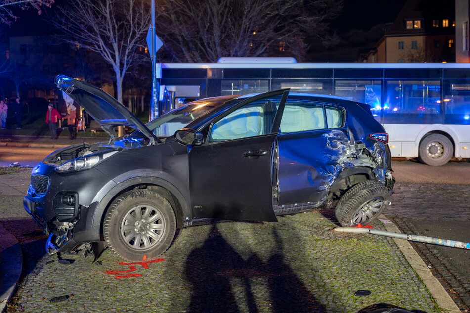 Kia-Fahrer übersieht Stoppschild, Fußgänger fliegt 18 Meter durch die Luft!