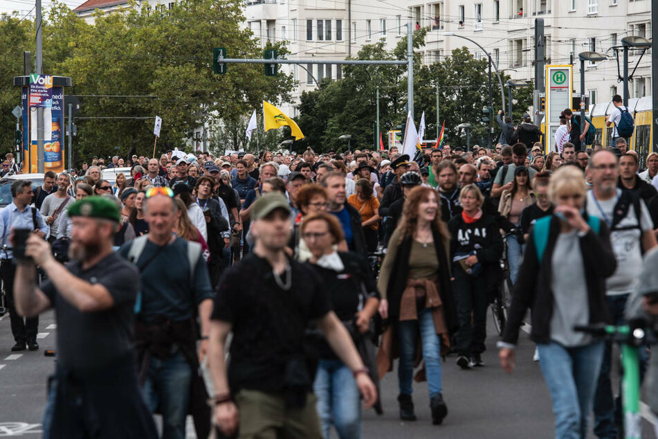 Zahlreiche Menschen nehmen Ende August in Berlin an einer verbotenen Demonstration gegen die Corona-Politik teil. Am Samstag haben "Querdenker" bei einer unangemeldeten Demonstration den Verkehr auf einer Straße in Berlin-Wedding blockiert. (Archivfoto)