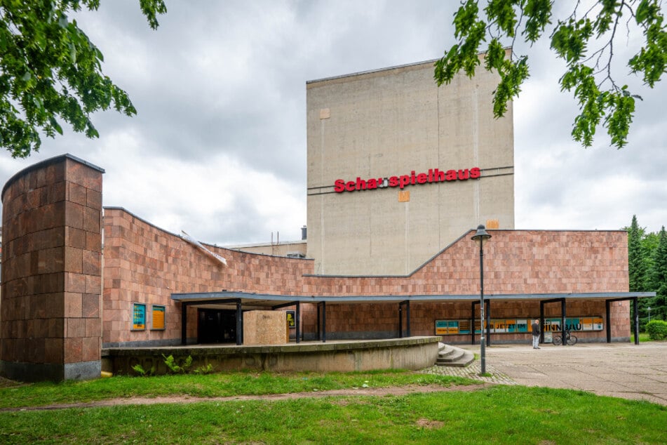 FDP und SPD fordern den Erhalt des maroden Schauspielhauses.