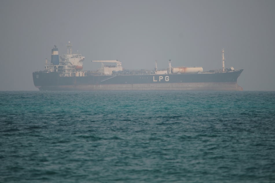 Ein LPG-Tanker (Flüssiggas) fährt in den Gewässern nördlich der Straße von Bab al-Mandab. (Archivbild)