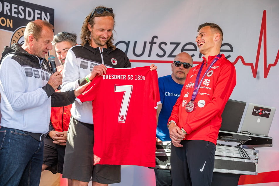 Karl Bebendorf (28, r.) freute sich über sein KB7-Trikot, dass er von Michael Gröscho (l.) bekam.