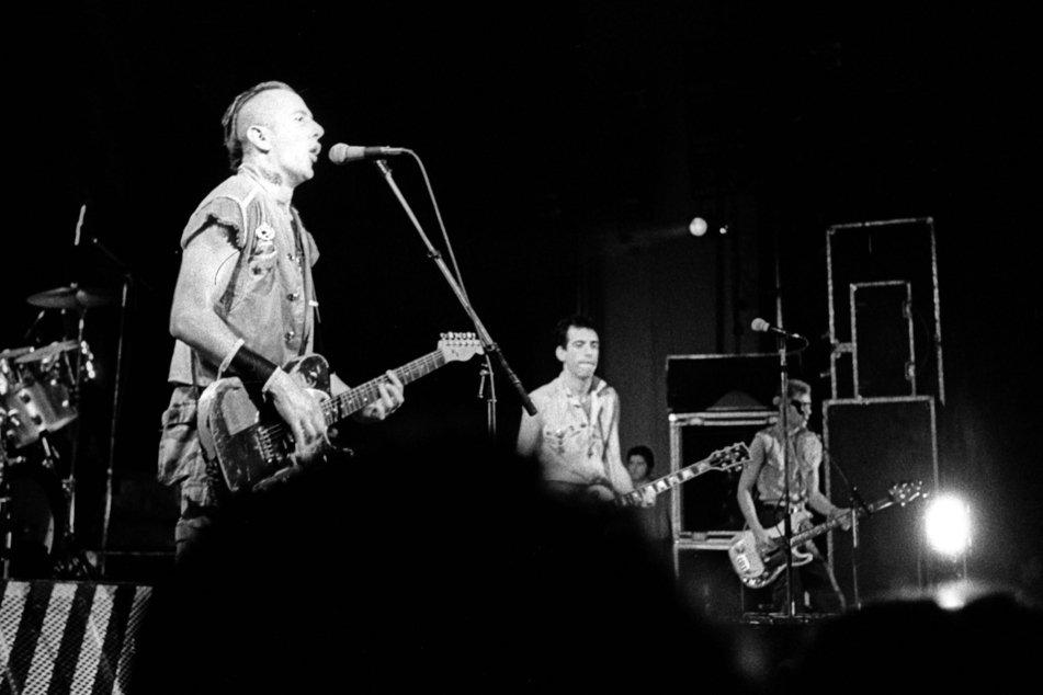 Joe Strummer (l), Keith Levene (M) und Paul Simonon von The Clash am 30. Juli 1982 live in der Brixton Academy in London.